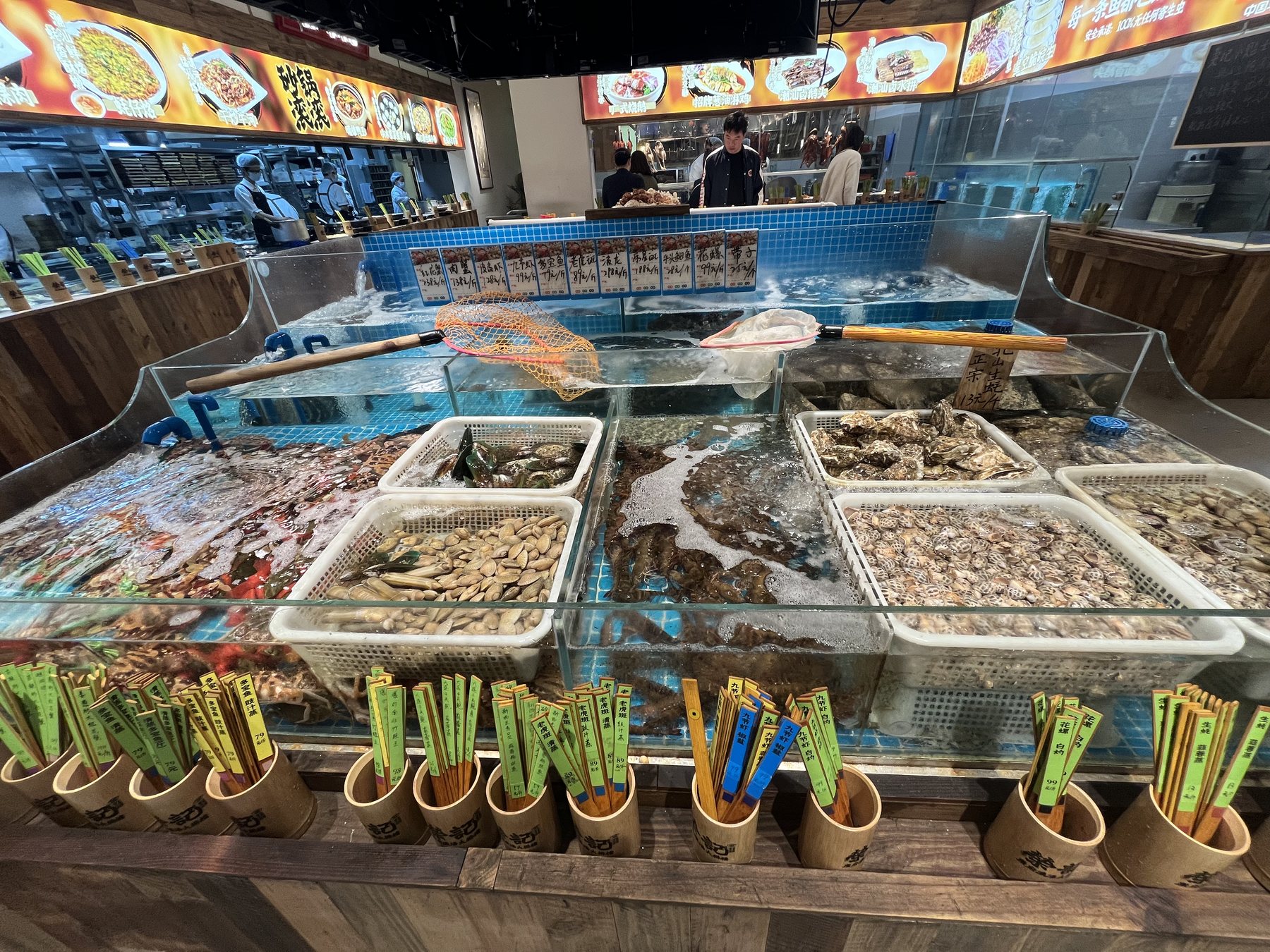 荣记广府浓汤大排档海鲜明档实景